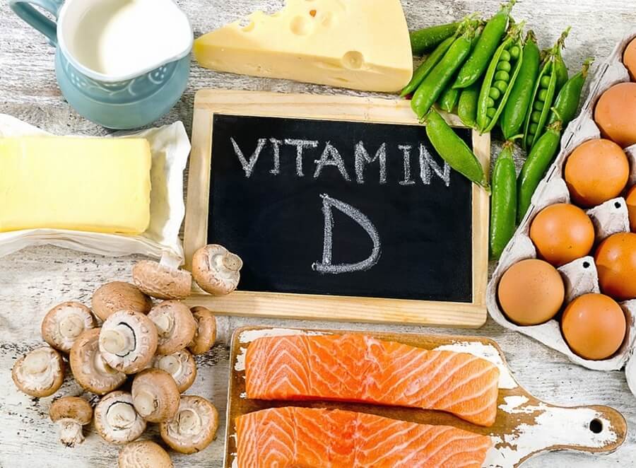 Продукты, содержащие значительное количество витамина D, включают: Жирная рыба (идеально лосось, тунец), Печень говяжья, Сыр, Йогурт, Яичные желтки, Грибы, Молоко.