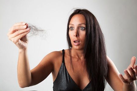 Почему очень сильно выпадают волосы - причины у женщин