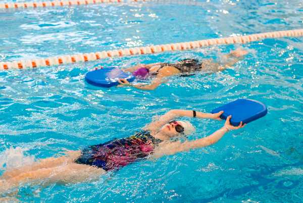 Как плавание в бассейне влияет на развитие ребенка